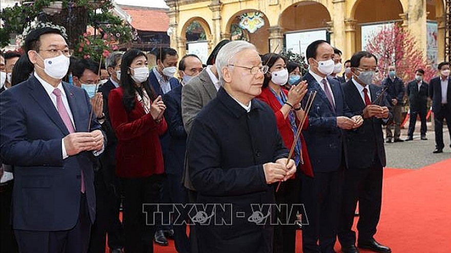 General Secretary offers incense to late Kings at Thang Long citadel
